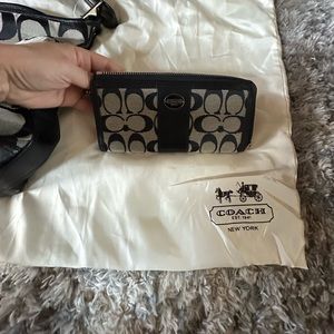 Coach bag & matching wallet like new used a few times kept in storage bag